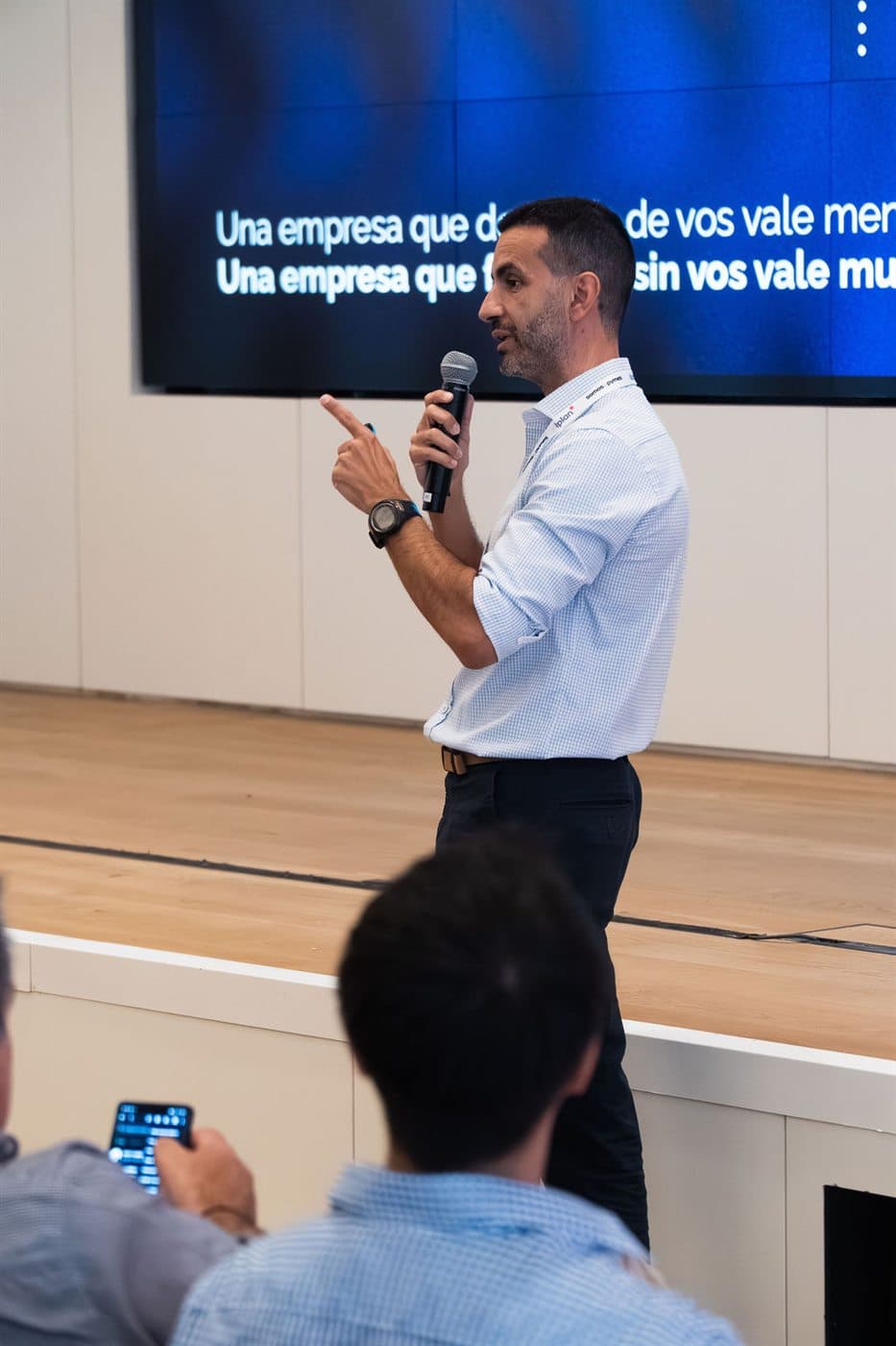 Fabián Canoni en el escenario durante una presentación