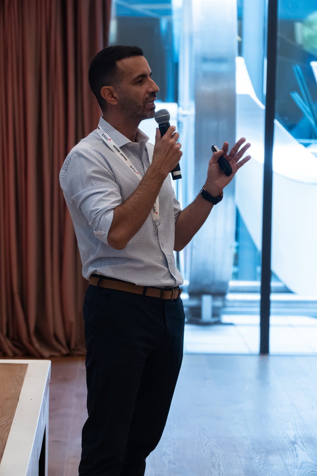Fabián Canoni capacitando en un evento