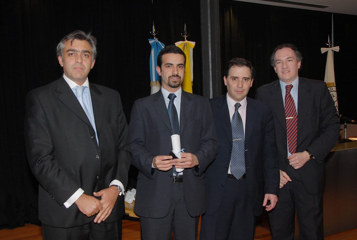 Fabián Canoni con diploma en ceremonia formal