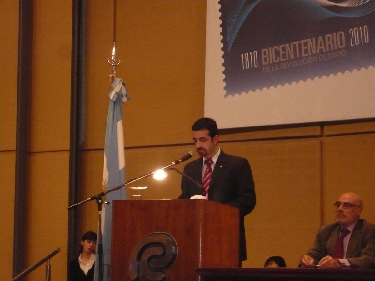 Fabián Canoni en el podio en un acto institucional