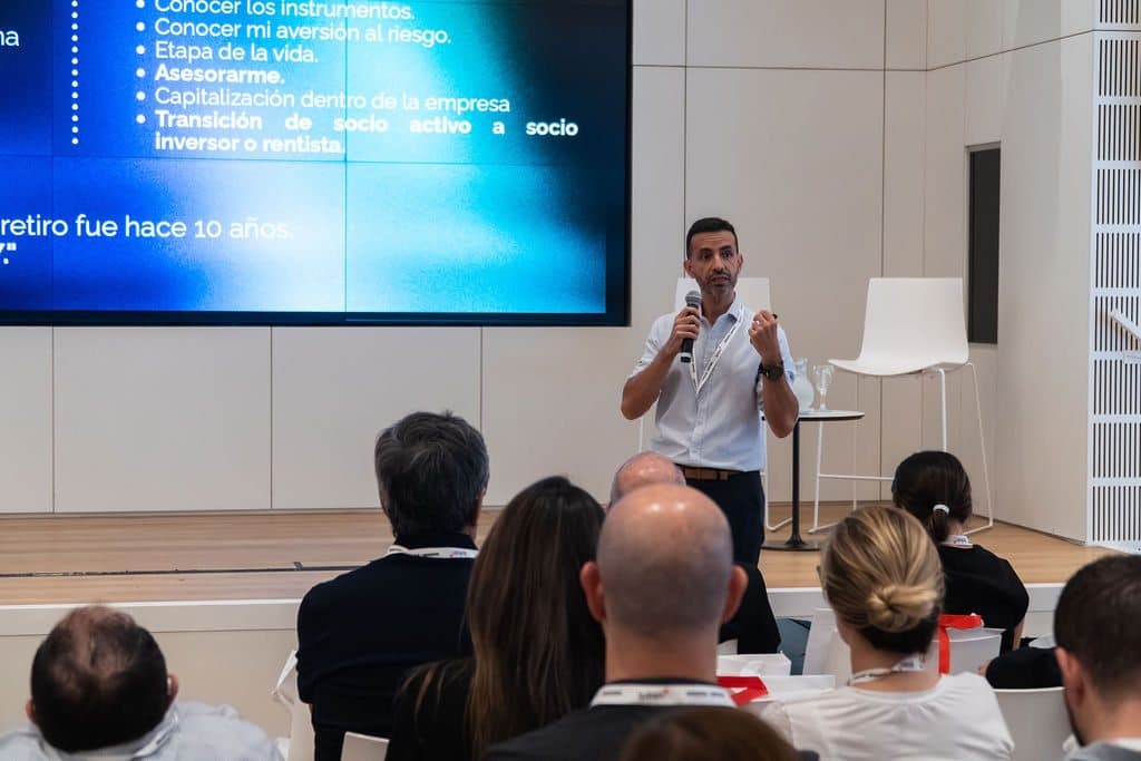 Fabián Canoni en el escenario con presentación de finanzas